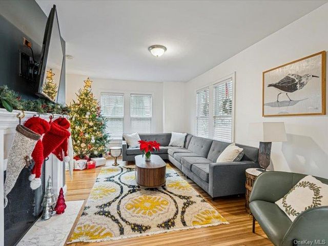 27 Hewlett Court, Babylon, NY 11702