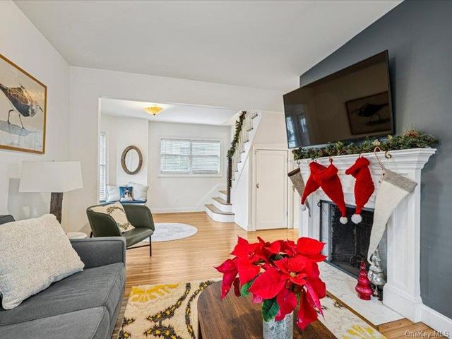 27 Hewlett Court, Babylon, NY 11702