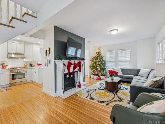 27 Hewlett Court, Babylon, NY 11702