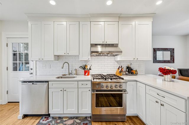 27 Hewlett Court, Babylon, NY 11702