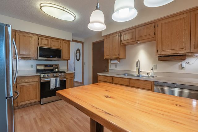 1140 86th Avenue N, Brooklyn Park, MN 55444