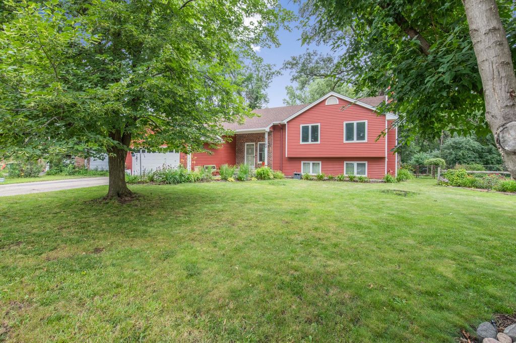 1140 86th Avenue N, Brooklyn Park, MN 55444