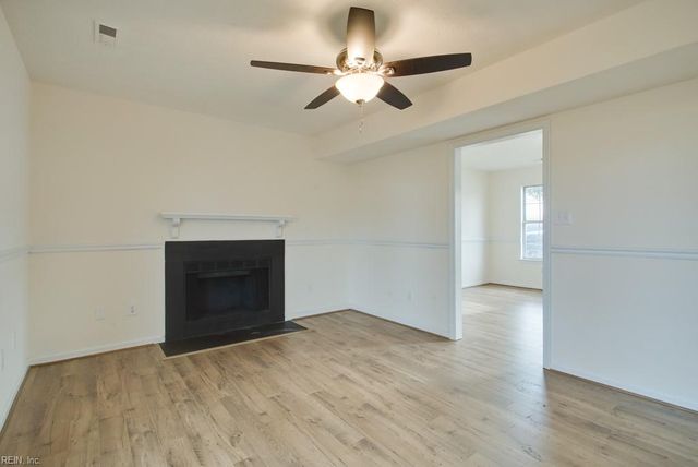 19 Rotherham LN, Hampton, VA 23666