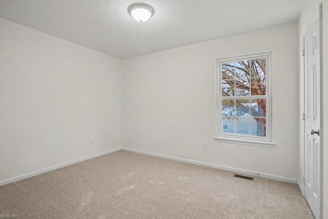 19 Rotherham LN, Hampton, VA 23666