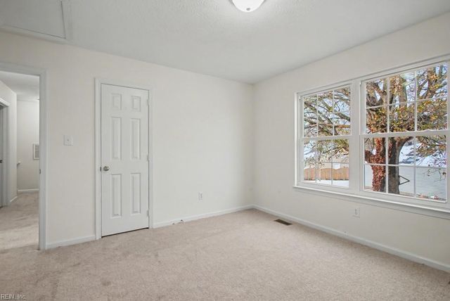 19 Rotherham LN, Hampton, VA 23666