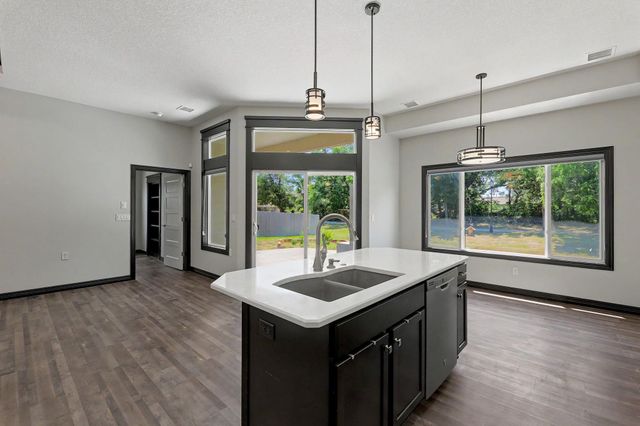 405 Karla Ave, Haysville, KS 67060