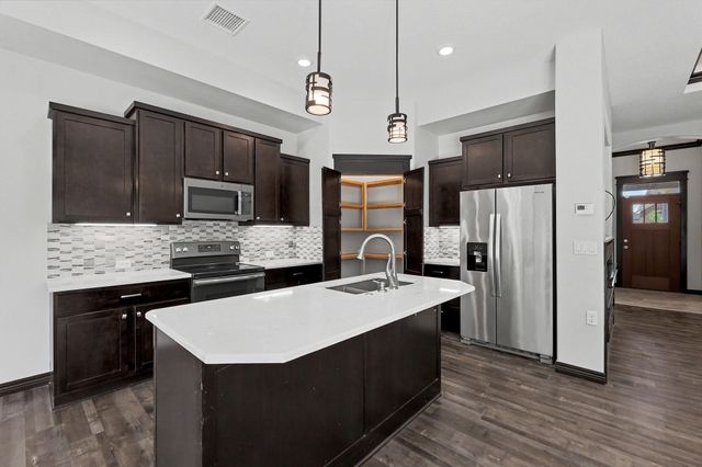 405 Karla Ave, Haysville, KS 67060