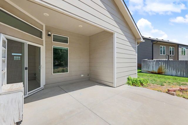 405 Karla Ave, Haysville, KS 67060