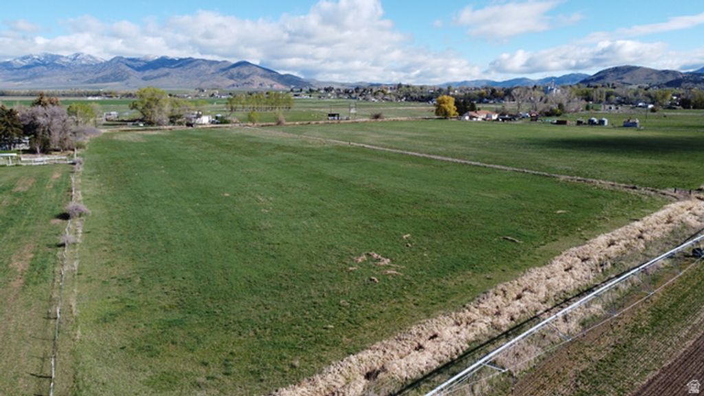 Image 4 of property listing at 1098 W SAMARIA LN, Malad City, ID 83252