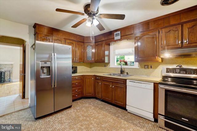 1120 LOUISE AVE, Lancaster, PA 17601