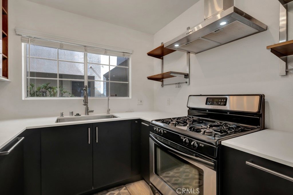 Image 11 of property listing at 5550 Owensmouth 104, Woodland Hills, CA 91367