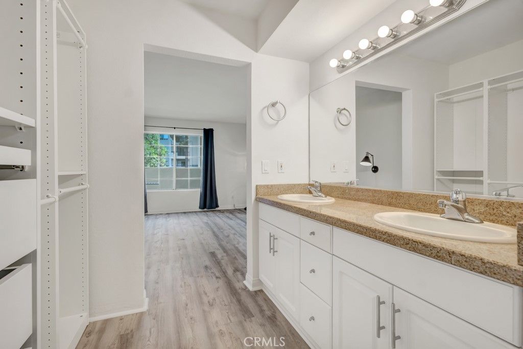 Image 15 of property listing at 5550 Owensmouth 104, Woodland Hills, CA 91367