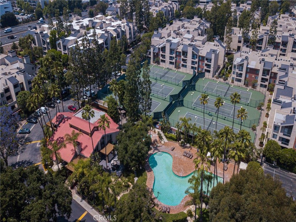 Image 2 of property listing at 5550 Owensmouth 104, Woodland Hills, CA 91367