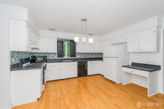 9 Sycamore Lane, Piscataway, NJ 08854