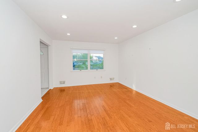9 Sycamore Lane, Piscataway, NJ 08854