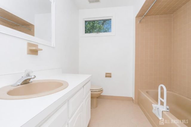 9 Sycamore Lane, Piscataway, NJ 08854