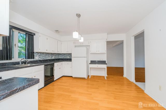 9 Sycamore Lane, Piscataway, NJ 08854