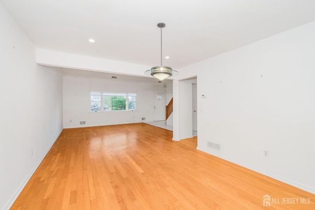 9 Sycamore Lane, Piscataway, NJ 08854