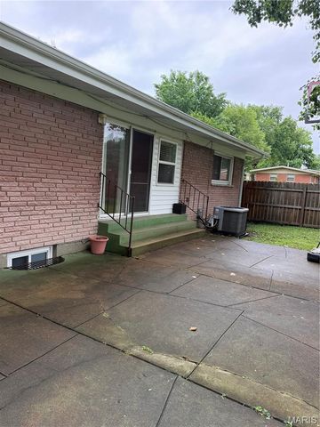 1340 Wadsworth Drive, Florissant, MO 63031