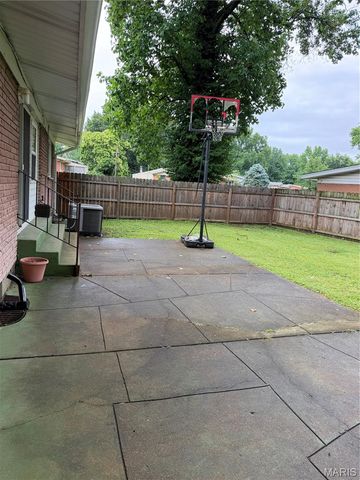 1340 Wadsworth Drive, Florissant, MO 63031