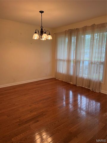 1340 Wadsworth Drive, Florissant, MO 63031