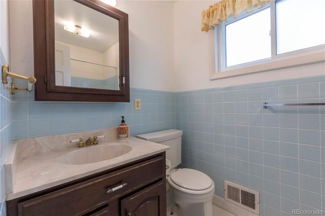 1061 E Briarwood Circle N, Centennial, CO 80122