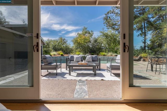 445 Kingsford Dr, Moraga, CA 94556