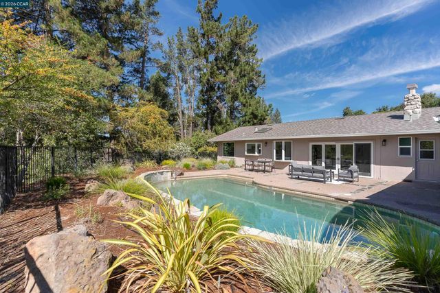445 Kingsford Dr, Moraga, CA 94556