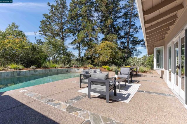 445 Kingsford Dr, Moraga, CA 94556