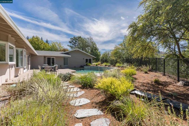 445 Kingsford Dr, Moraga, CA 94556