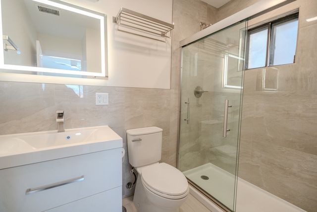 2740 W Farragut Avenue 2, Chicago, IL 60625