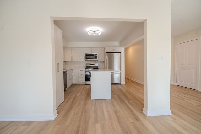 2740 W Farragut Avenue 2, Chicago, IL 60625