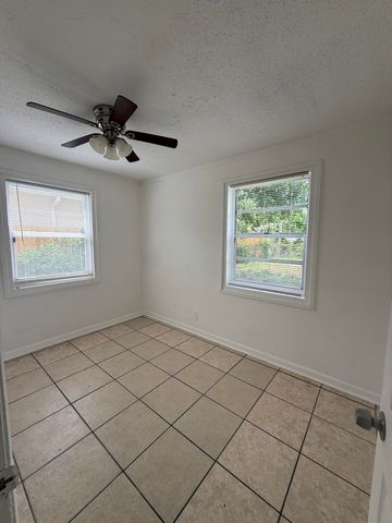 865 W 3RD Street, Riviera Beach, FL 33404