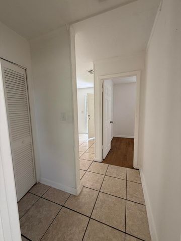 865 W 3RD Street, Riviera Beach, FL 33404