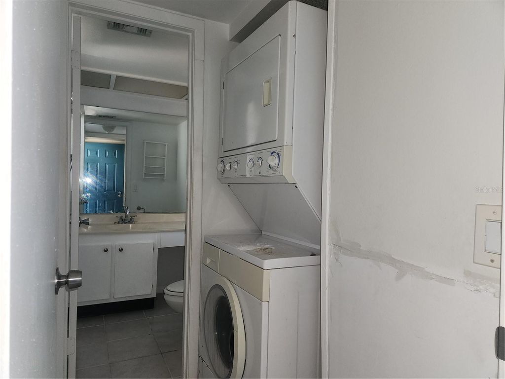 Image 11 of property listing at 6122 7TH AVENUE W, Bradenton, FL 34209