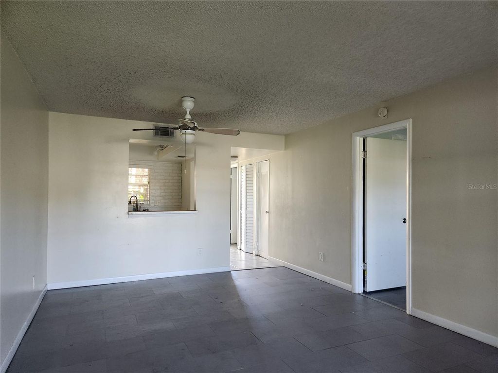 Image 4 of property listing at 6122 7TH AVENUE W, Bradenton, FL 34209