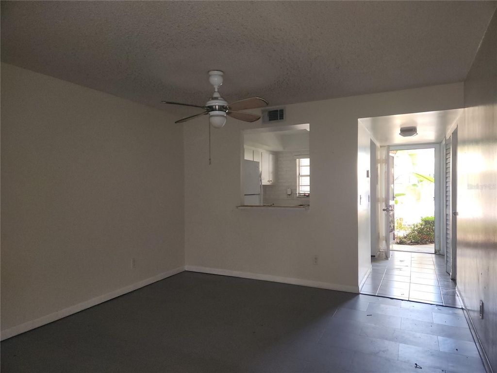 Image 5 of property listing at 6122 7TH AVENUE W, Bradenton, FL 34209