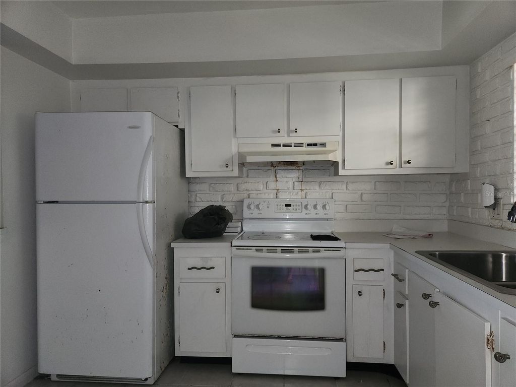Image 6 of property listing at 6122 7TH AVENUE W, Bradenton, FL 34209