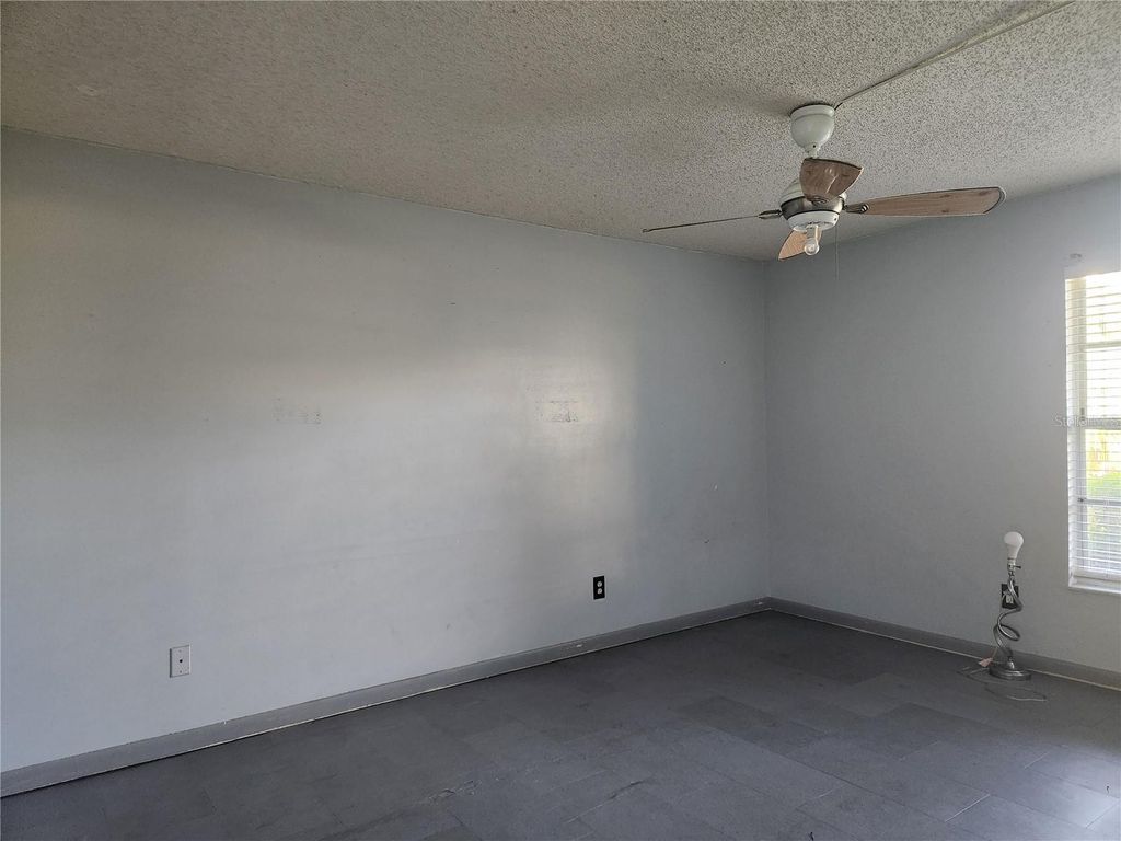 Image 8 of property listing at 6122 7TH AVENUE W, Bradenton, FL 34209