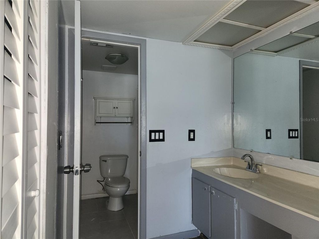 Image 9 of property listing at 6122 7TH AVENUE W, Bradenton, FL 34209