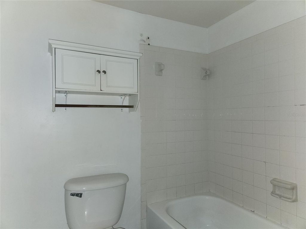 Image 10 of property listing at 6122 7TH AVENUE W, Bradenton, FL 34209