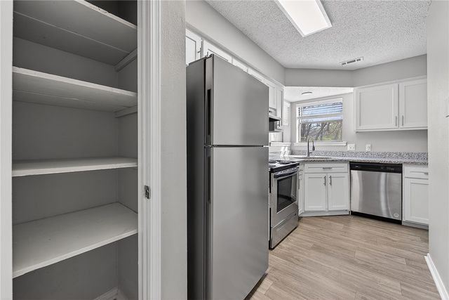 2107 N East Oaks Drive, Fayetteville, AR 72703