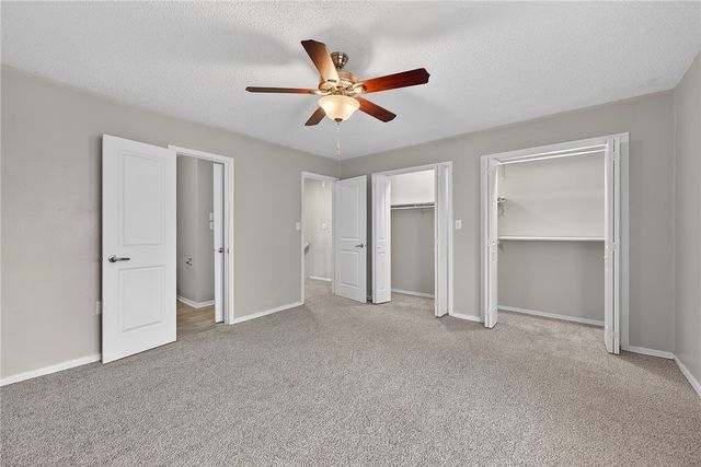 2107 N East Oaks Drive, Fayetteville, AR 72703