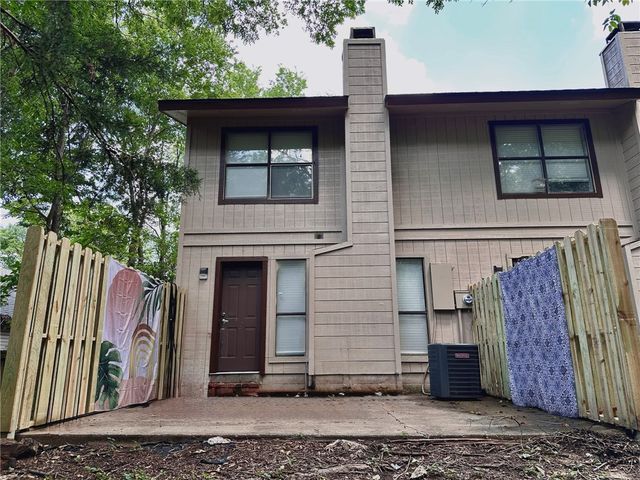 2107 N East Oaks Drive, Fayetteville, AR 72703