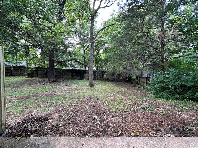 2107 N East Oaks Drive, Fayetteville, AR 72703