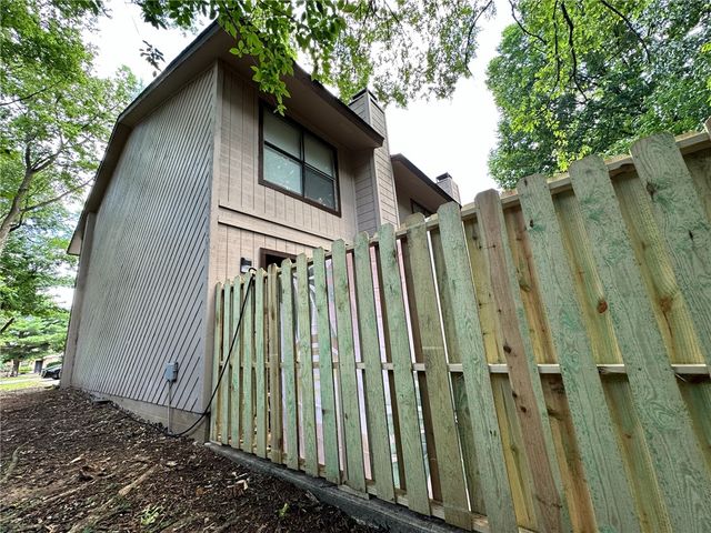 2107 N East Oaks Drive, Fayetteville, AR 72703
