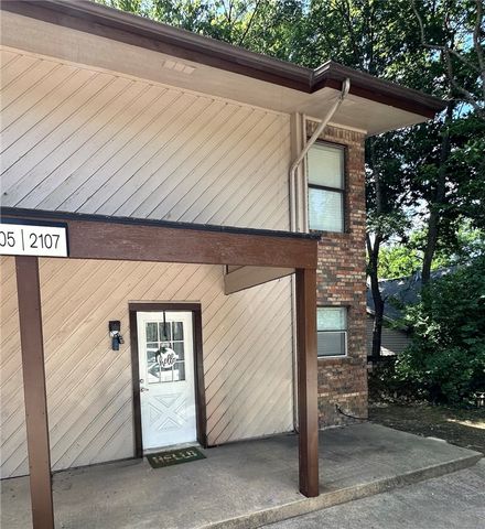 2107 N East Oaks Drive, Fayetteville, AR 72703