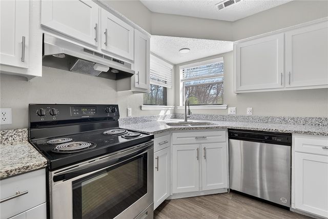 2107 N East Oaks Drive, Fayetteville, AR 72703