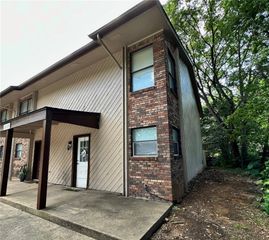 2107 N East Oaks Drive, Fayetteville, AR 72703