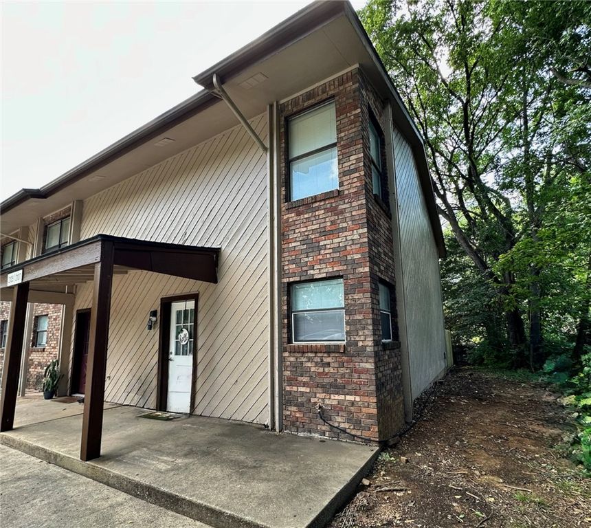 2107 N East Oaks Drive, Fayetteville, AR 72703